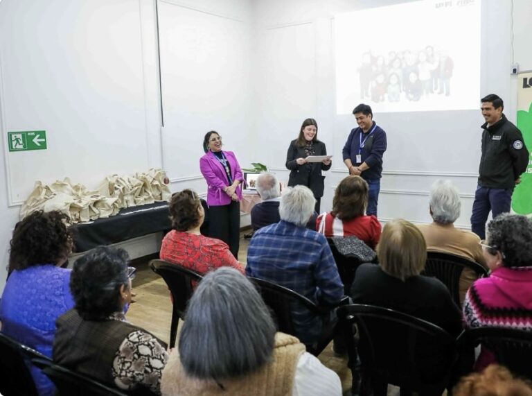Adultos mayores de La Florida culminan exitoso taller de alfabetización digital