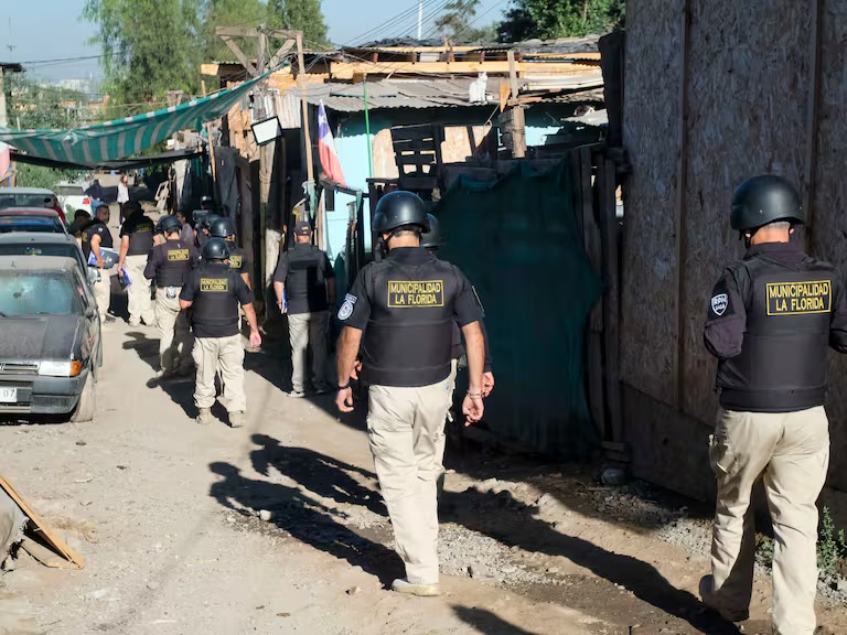 Funcionarios municipales de La Florida denuncian amenazas tras operativo en toma Dignidad