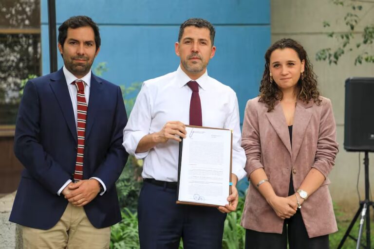 Alcalde de La Florida, Daniel Reyes, firma decreto y fija marzo de 2026 como plazo para erradicar al 100% la toma Dignidad