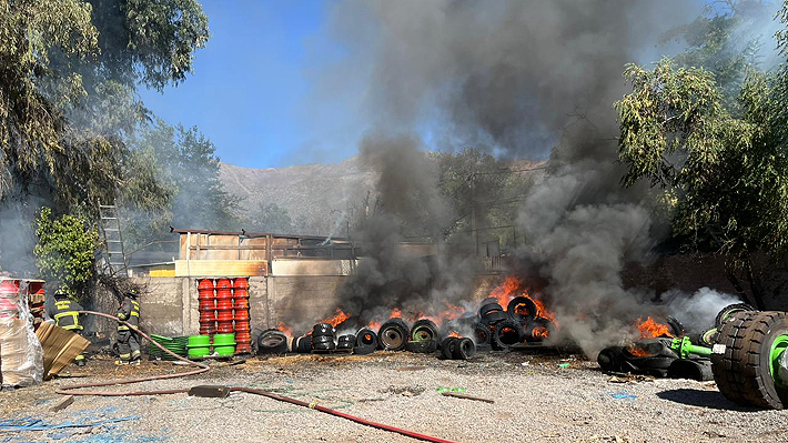 Declaran alerta amarilla en La Florida por incendio forestal en sector de acopio de neumáticos