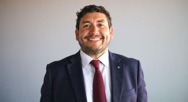 La Florida reincorpora a Camilo Morán como asesor municipal tras cierre de causa: exdiputado fue formalizado por falso aviso de bomba