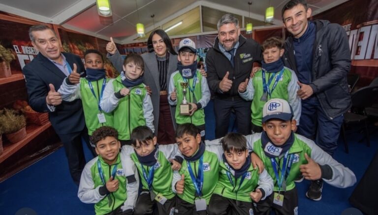 Municipalidad de La Florida reconoce a estudiantes por obtener trofeo de Fair Play en campeonato nacional de futsal